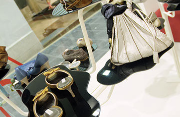 Interiorismo para zapatería de diseño, expositor.